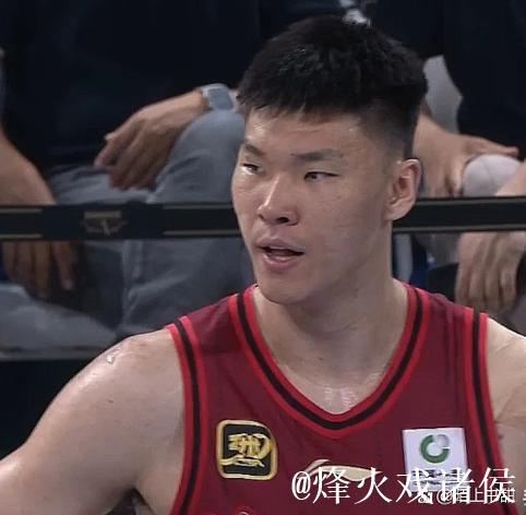 垃圾时间登场刷4分！北京顶薪内线范子铭难掩尴尬 新赛季更边缘化